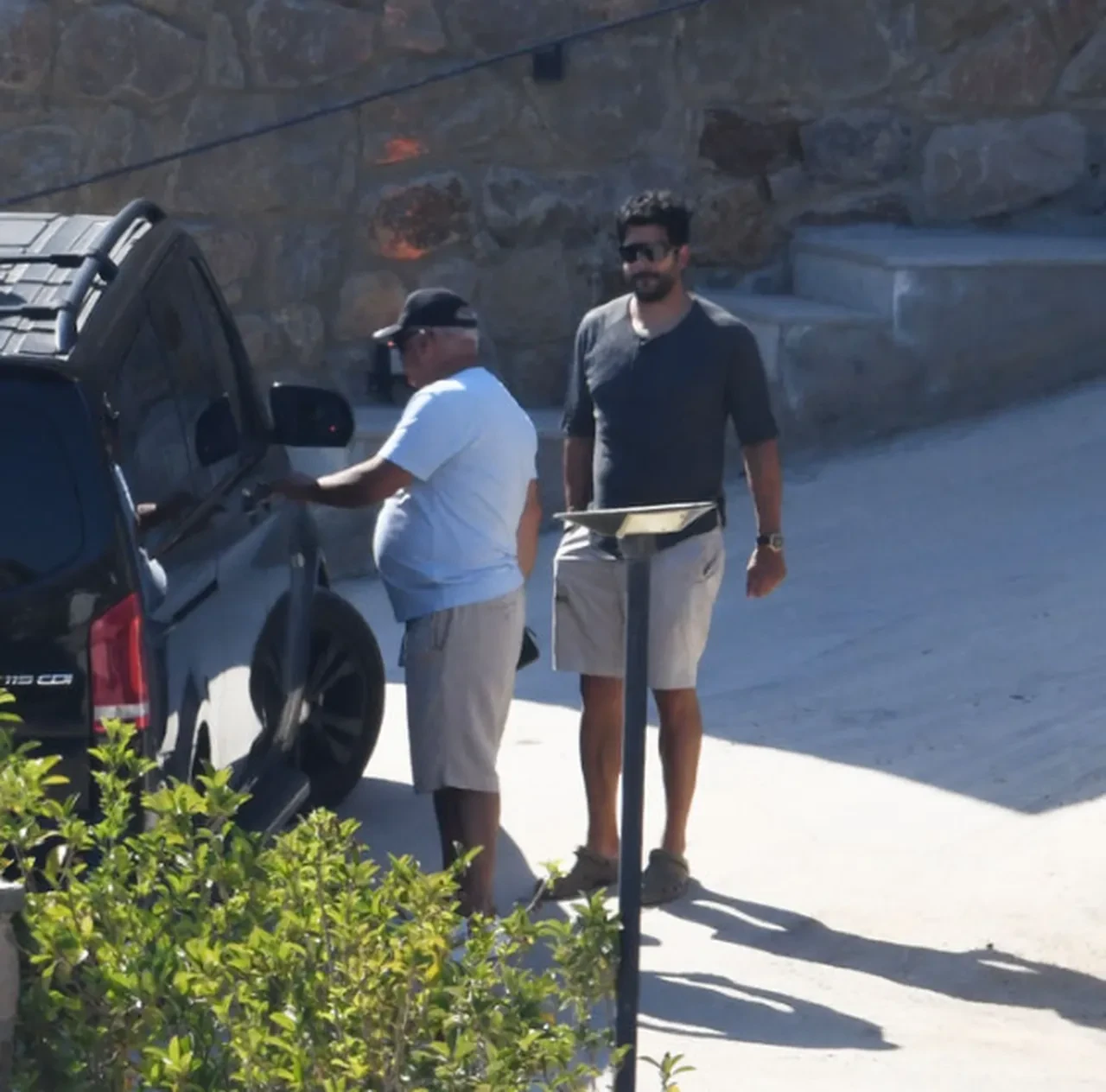 Burak Özçivit araçlarını kimseye emanet edemedi! Bulduğu çözüm ise dikkat çekti