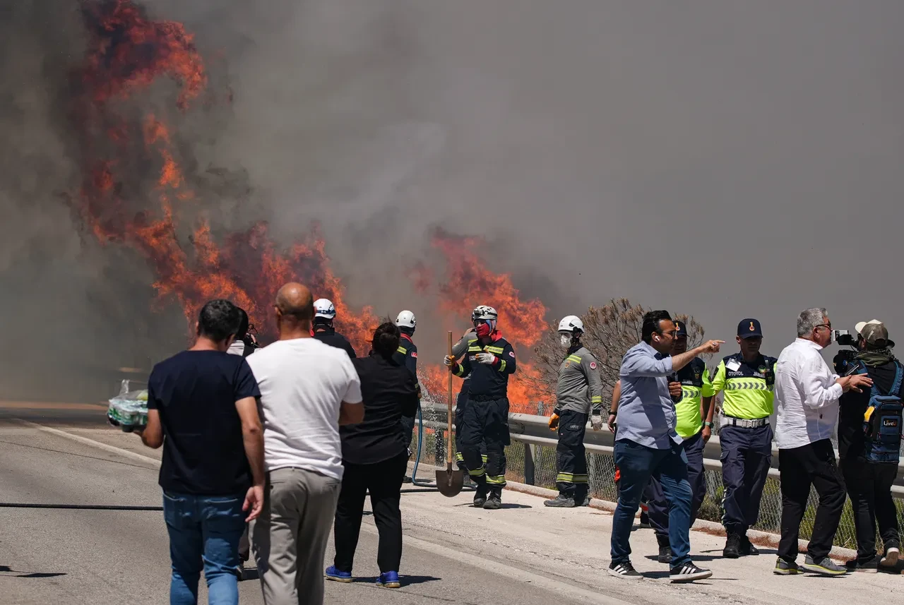 Çeşme ve Ödemiş'te orman yangını! Köy ve mahalleler tahliye edildi: Bölgede anonslar yapılıyor
