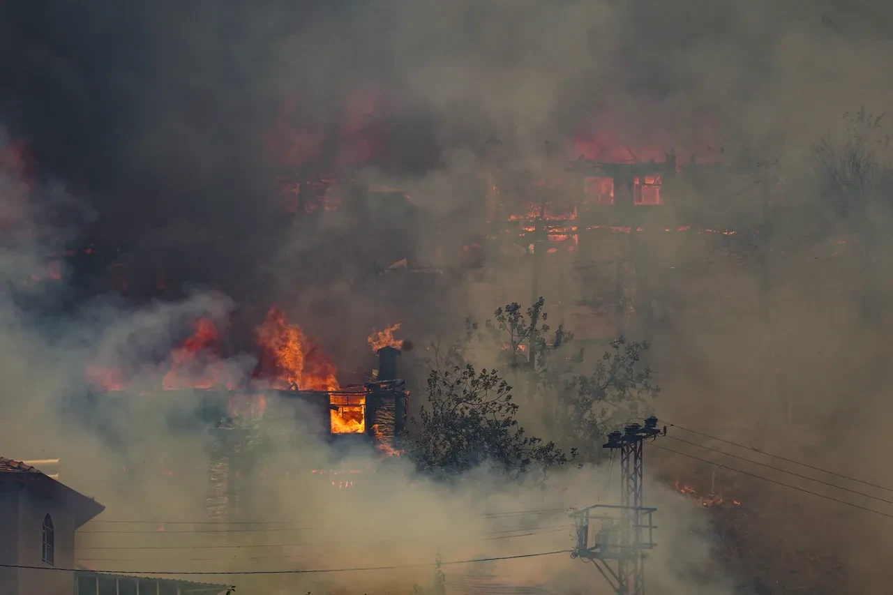 Çeşme ve Ödemiş'te orman yangını! Köy ve mahalleler tahliye edildi: Bölgede anonslar yapılıyor