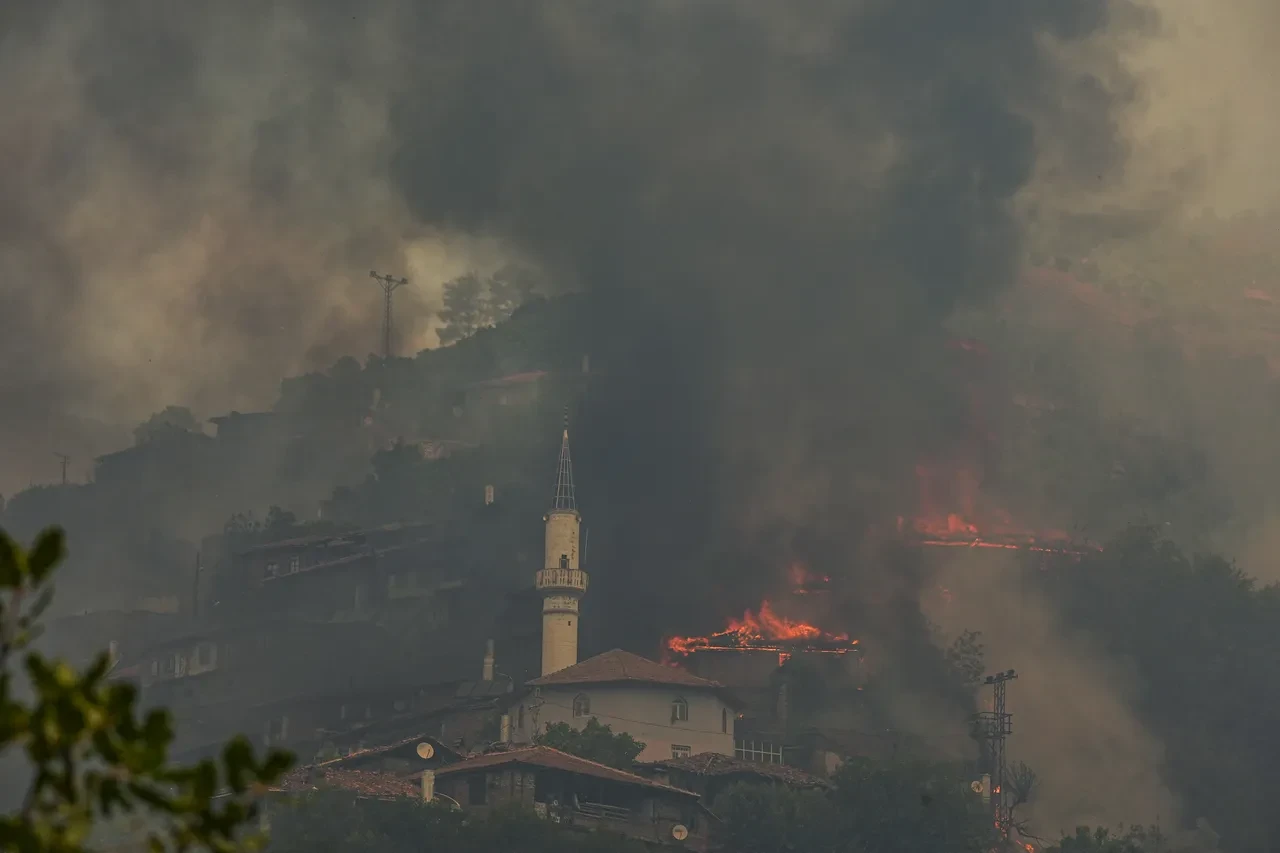 Çeşme ve Ödemiş'te orman yangını! Köy ve mahalleler tahliye edildi: Bölgede anonslar yapılıyor
