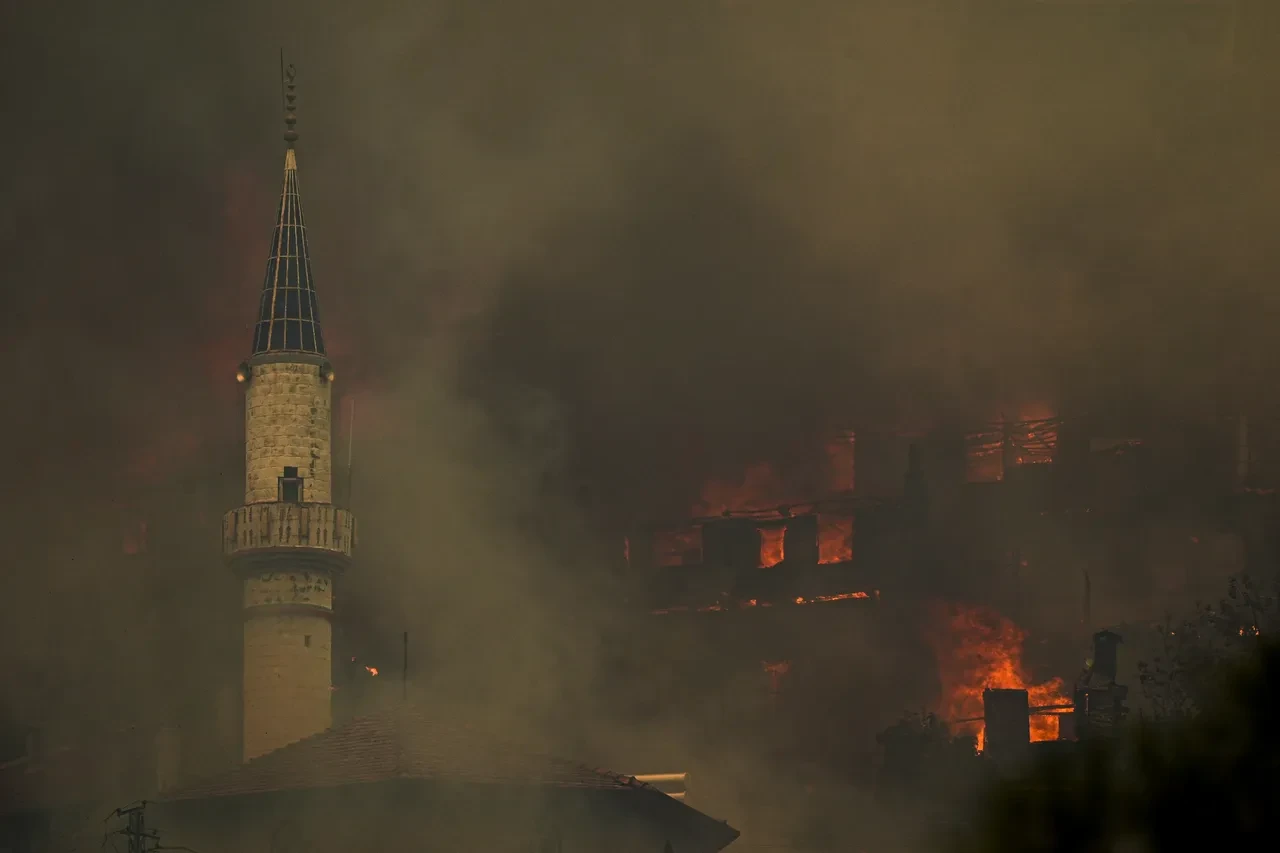 Çeşme ve Ödemiş'te orman yangını! Köy ve mahalleler tahliye edildi: Bölgede anonslar yapılıyor