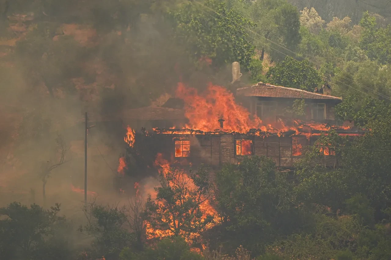 Çeşme ve Ödemiş'te orman yangını! Köy ve mahalleler tahliye edildi: Bölgede anonslar yapılıyor
