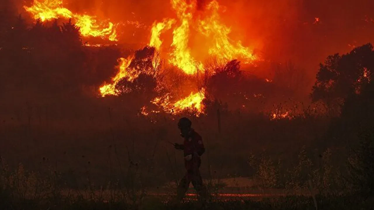 Çeşme ve Ödemiş'te orman yangını! Köy ve mahalleler tahliye edildi: Bölgede anonslar yapılıyor