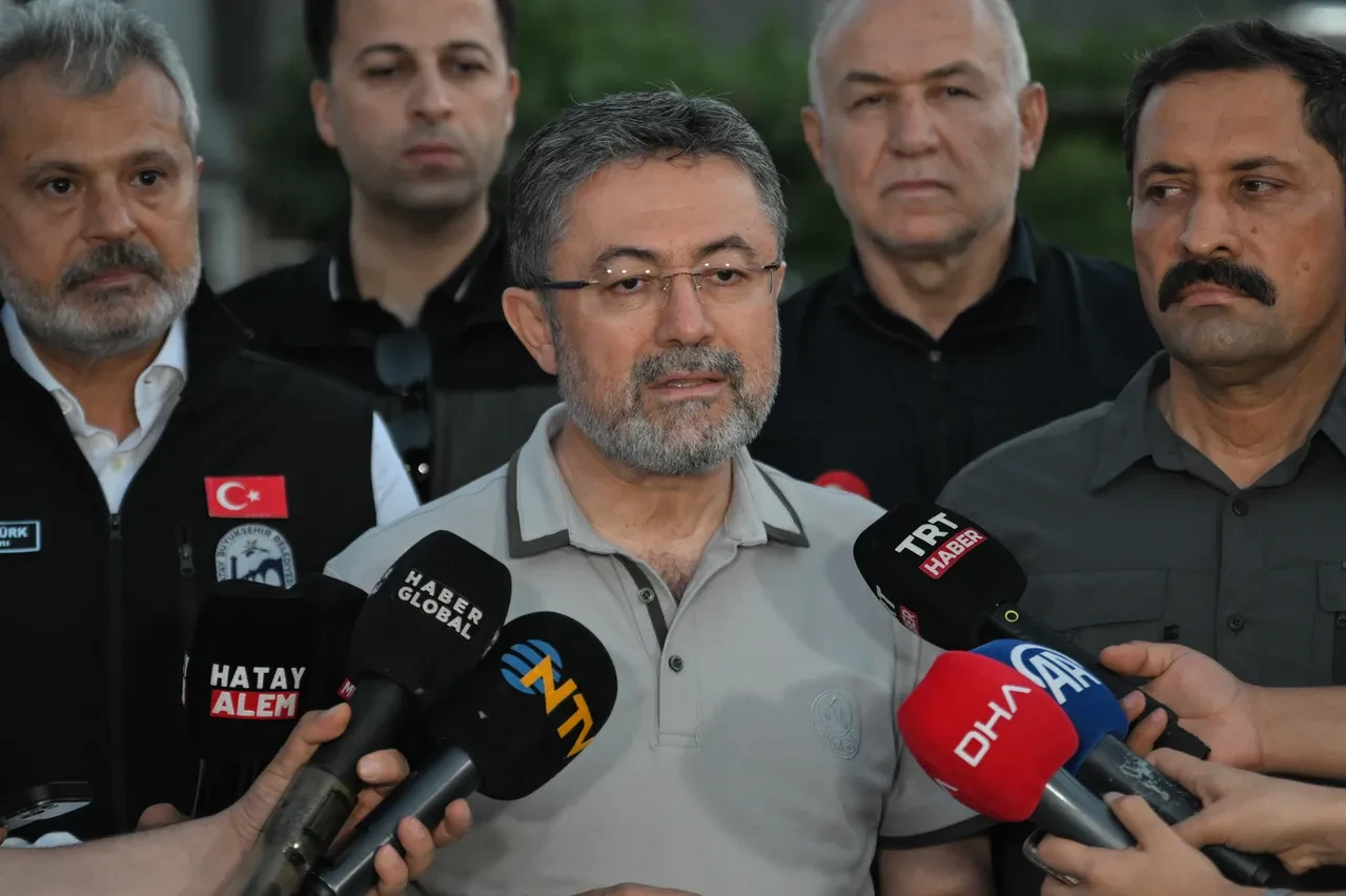 Çeşme ve Ödemiş'te orman yangını! Köy ve mahalleler tahliye edildi: Bölgede anonslar yapılıyor