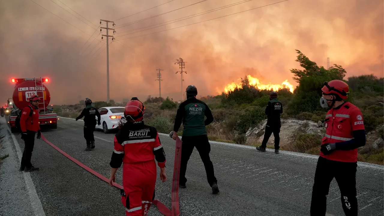 Çeşme yangın son durum! Son dakika bilgisine göre yangına müdahaleler devam ediyor