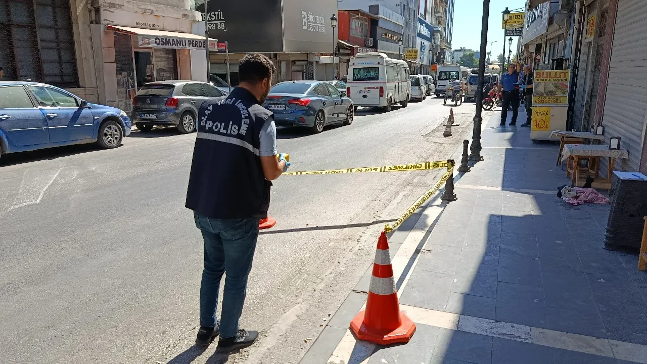 Dükkanın kapısındaki yazıyı gören çaycı dehşet saçtı! Dönerciyi gözünü kırpmadan vurdu