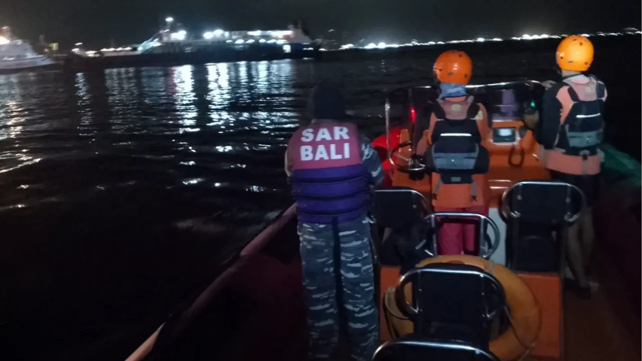 Endonezya'da feribot battı: Ölü ve kayıplar var
