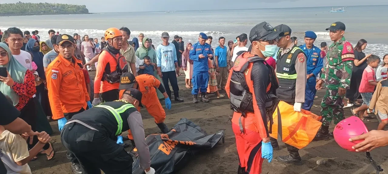 Endonezya'da feribot battı: Ölü ve kayıplar var