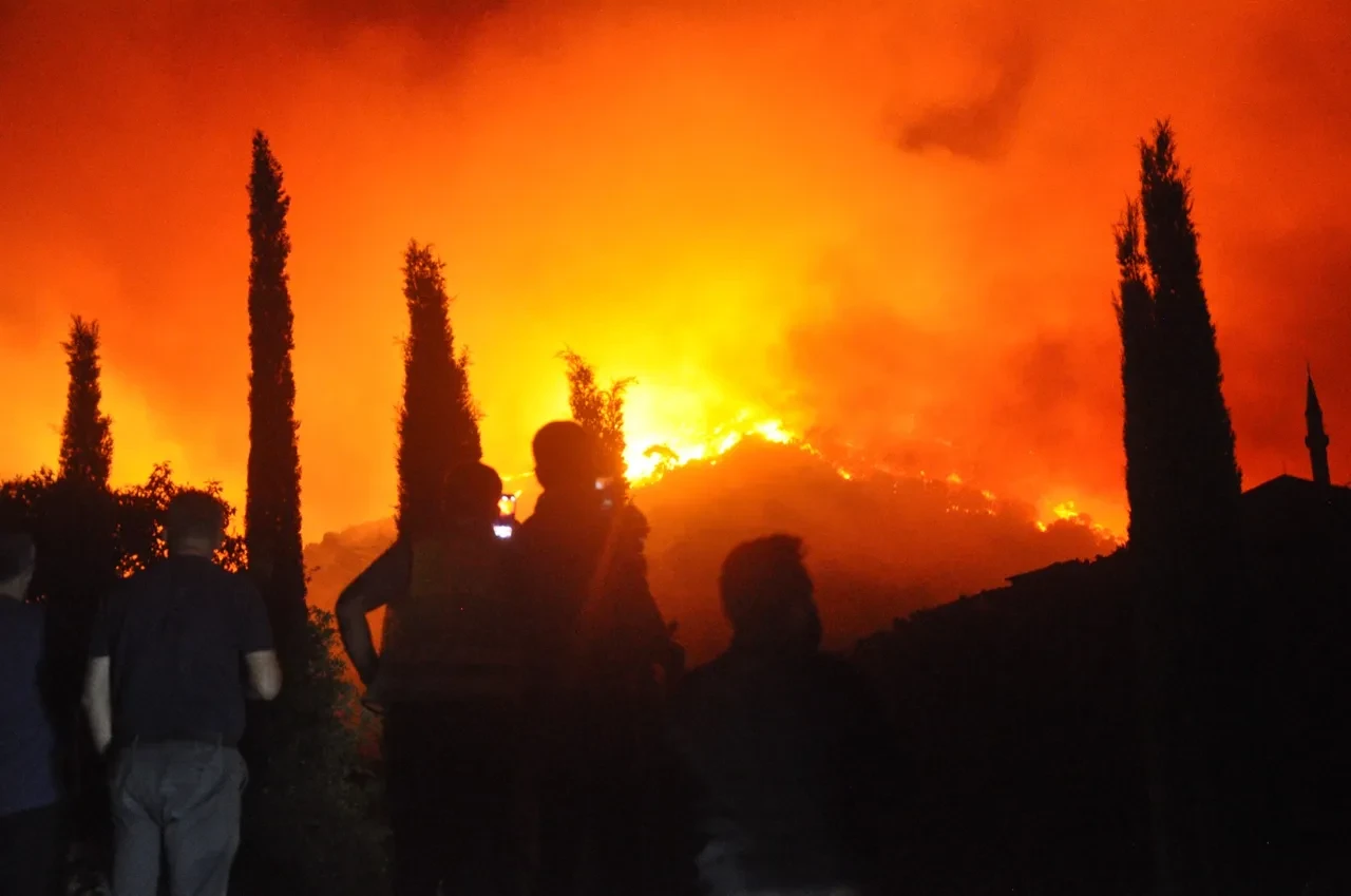 İzmir'de yangın büyüdü: Yerleşim yerleri tahliye ediliyor! Yangının çıkış sebebine ilişkin açıklama