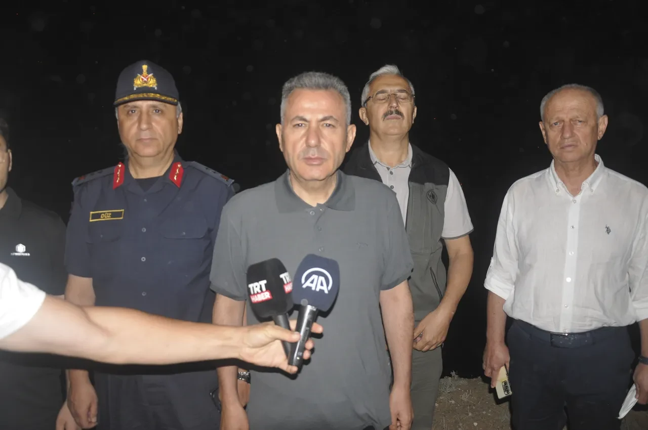 İzmir'de yangın büyüdü: Yerleşim yerleri tahliye ediliyor! Yangının çıkış sebebine ilişkin açıklama