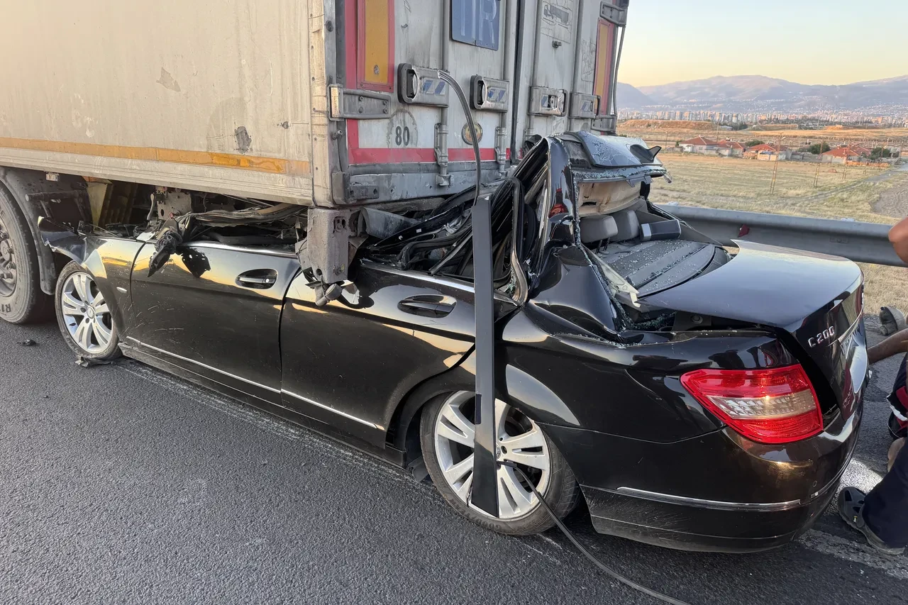 Kayseri'de feci ölümlü kaza ! Son sürat tırın altına girdi