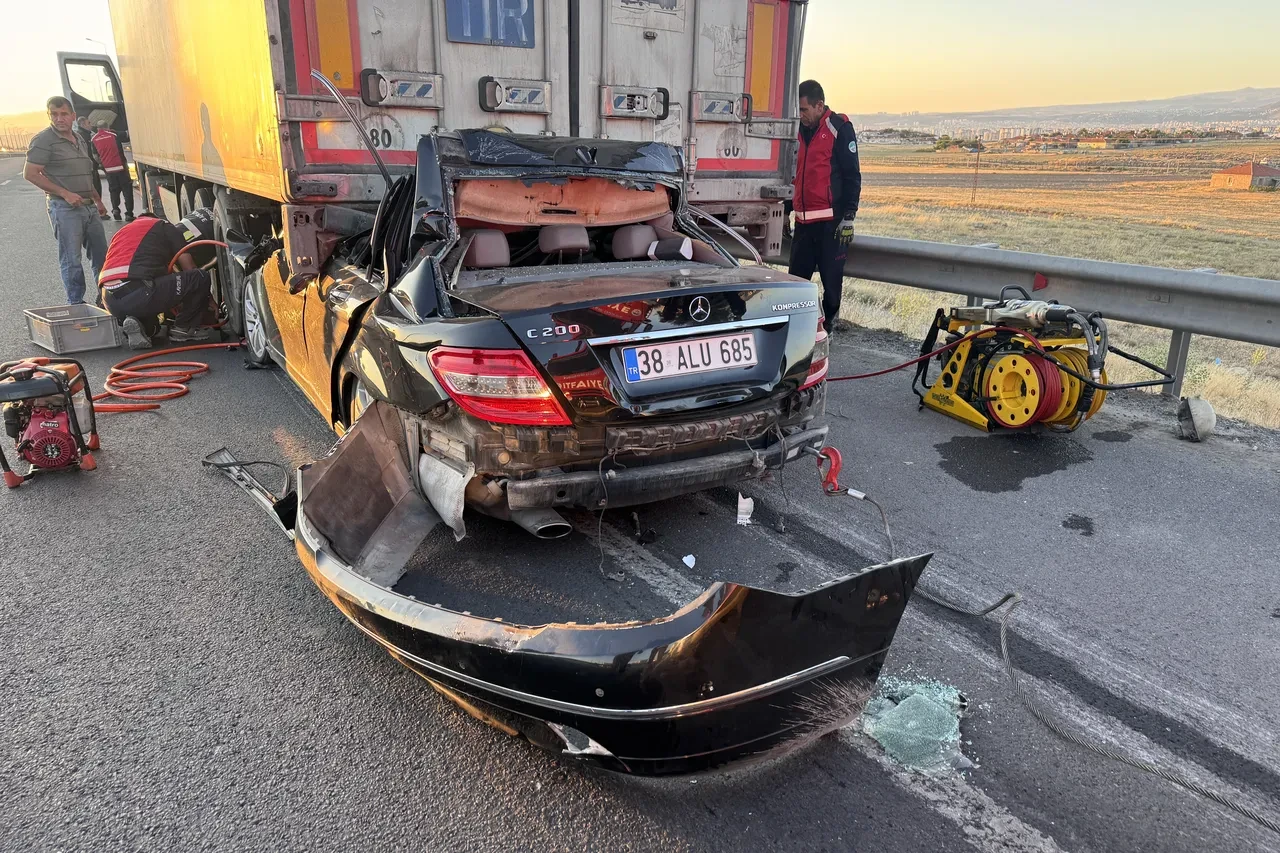 Kayseri'de feci ölümlü kaza ! Son sürat tırın altına girdi