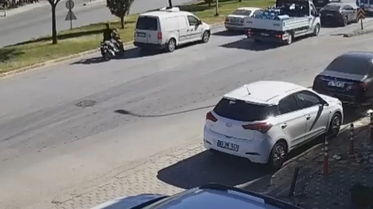 Kent merkezinde feci kaza! Motosiklet sürücüsü metrelerce savruldu