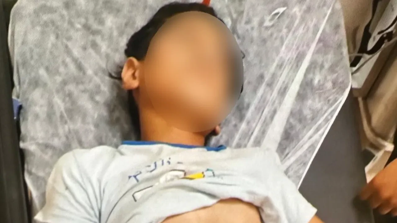 Vatandaşlar fark etti! Küçük çocuk yol kenarında baygın bulundu: Ailesinden iz yok