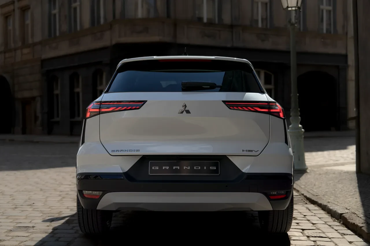 Mitsubishi'den 5 yıl garantili hibrit SUV geliyor! Renault ile ortak üretildi