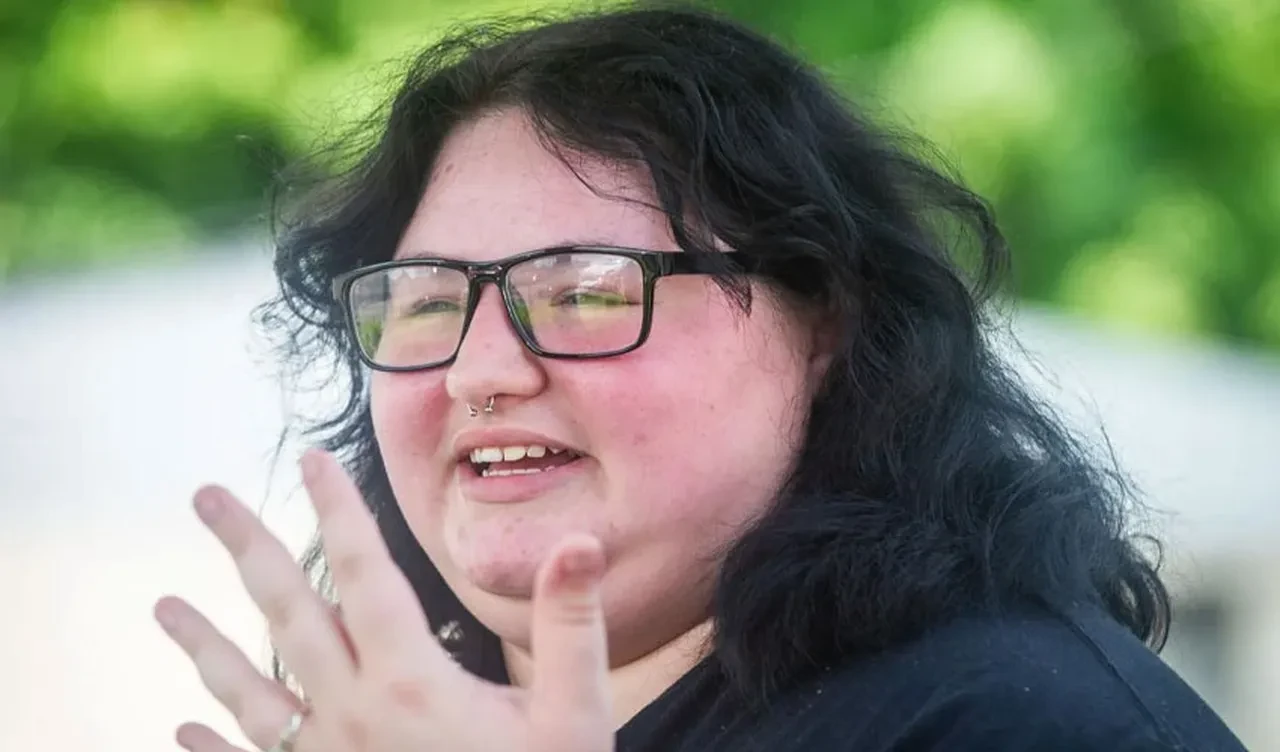 Odasında telefonuyla oynadığı sırada yıldırım çarptı! Yattığı pozisyon hayatını kurtardı