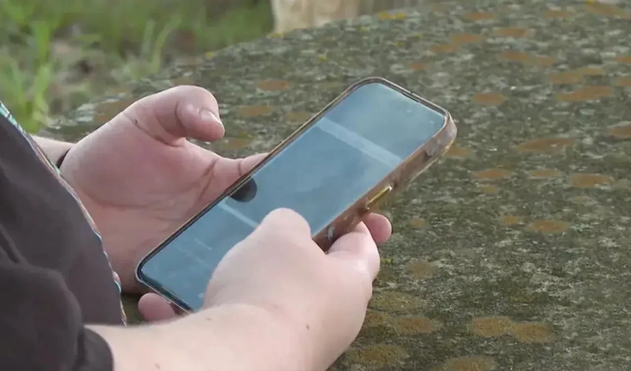 Odasında telefonuyla oynadığı sırada yıldırım çarptı! Yattığı pozisyon hayatını kurtardı