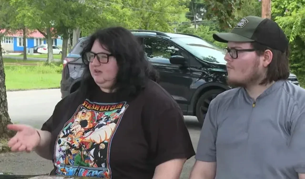 Odasında telefonuyla oynadığı sırada yıldırım çarptı! Yattığı pozisyon hayatını kurtardı