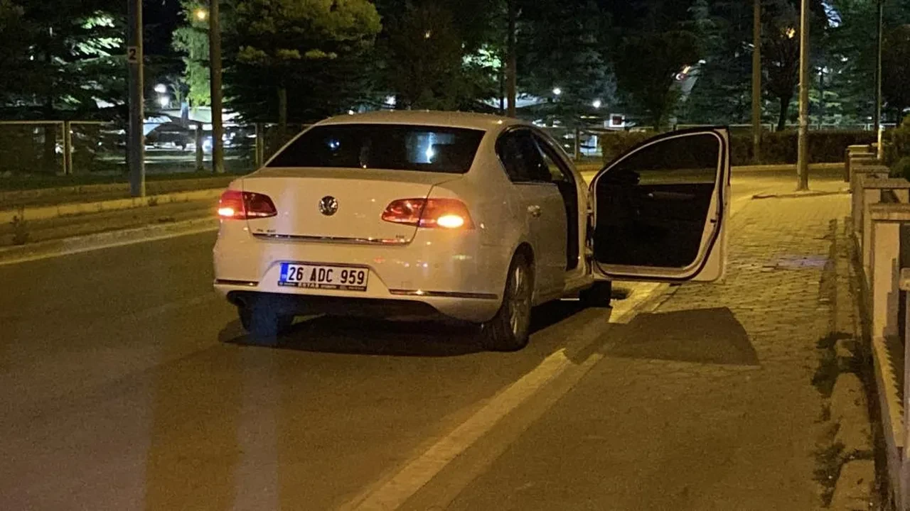 'Pes' dedirten görüntüler! Arkadaşı ceza yerken, içmeye devam etti