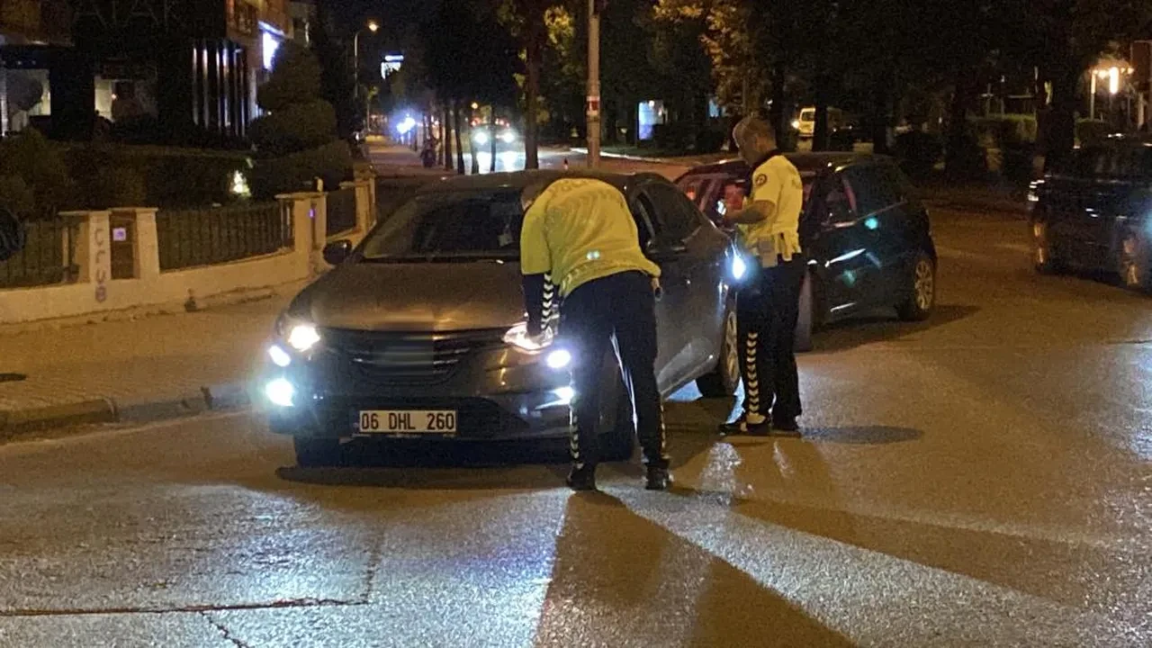 'Pes' dedirten görüntüler! Arkadaşı ceza yerken, içmeye devam etti