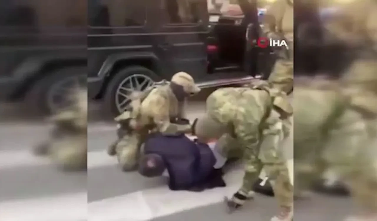 Rusya'da Azerbaycan-Ural Teşkilatı Başkanı ve oğluna yaka paça gözaltı! Gerilim tırmanıyor