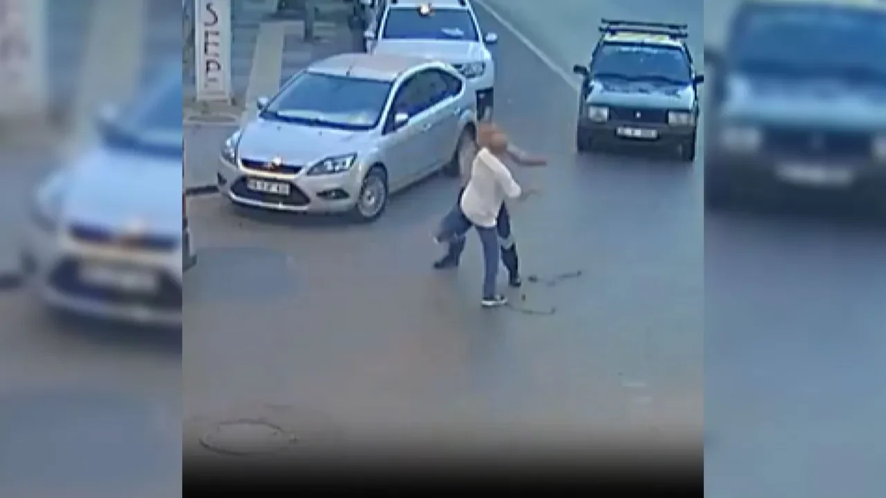 Taksici ile yaşlı adam kavgaya tutuştu!