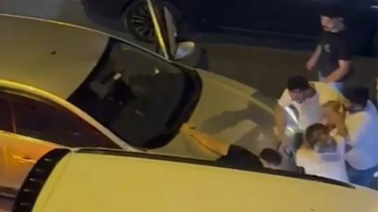 Tartıştığı sürücüye dehşeti yaşattı! İki aracın arasına sıkıştırıp dakikalarca dövdü