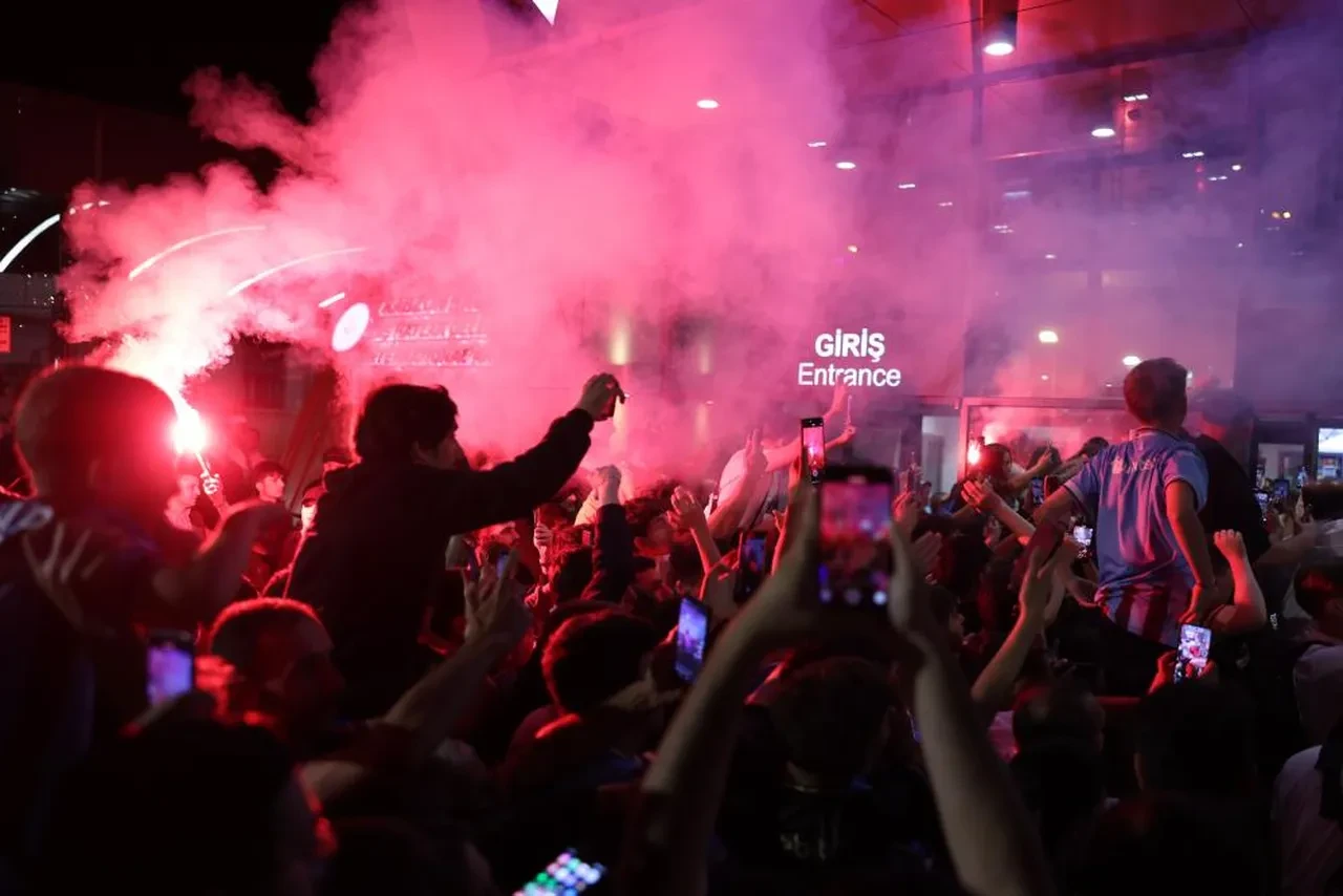 Trabzonspor Paul Onuachu'ya kavuştu! Havalimanında coşkulu karşılama