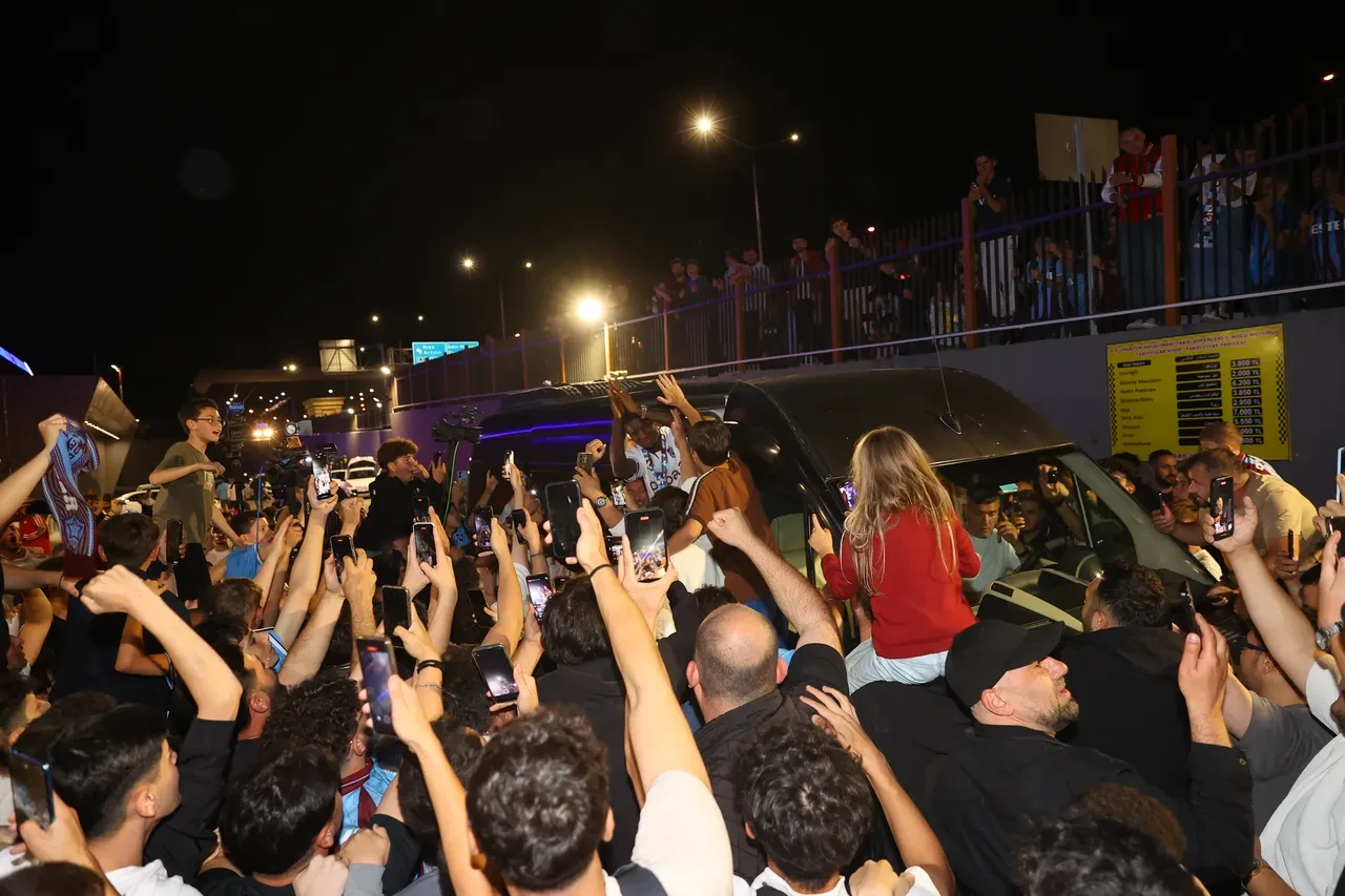 Trabzonspor Paul Onuachu'ya kavuştu! Havalimanında coşkulu karşılama