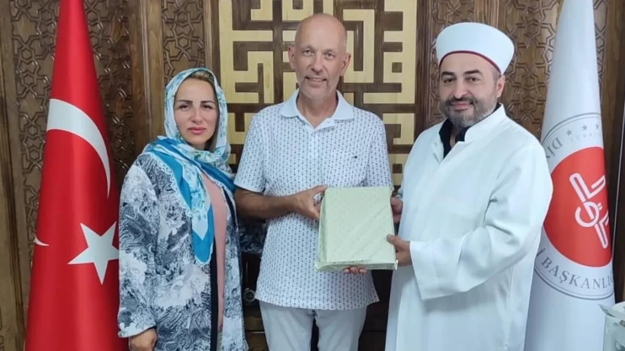 Akrabalarını ziyaret için Norveç'ten Konya'ya gelmişlerdi: Şehadet getirerek Müslüman oldular