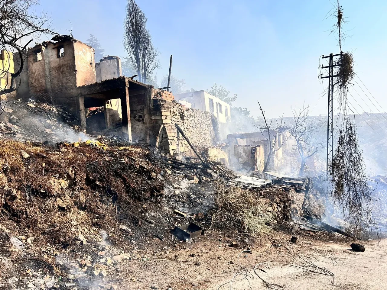 Ankara Mamak yangın son dakika söndürüldü mü? Gecekondulara sıçradı
