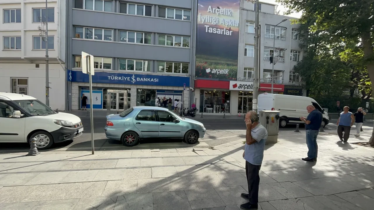 Arabası arızalanan emekli vatandaşa şok! Yardım beklerken dolandırıldı