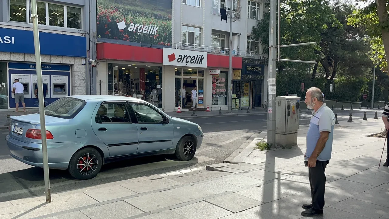 Arabası arızalanan emekli vatandaşa şok! Yardım beklerken dolandırıldı