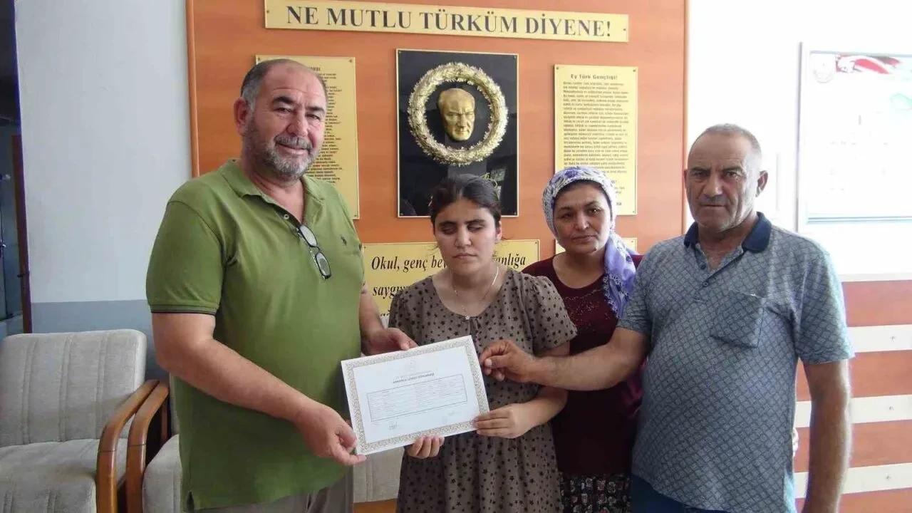 Azmin zaferi: Görme engelli Nazelin YKS'de derece yaptı