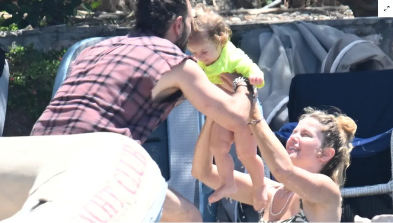 Burcu Biricik'in kızı ilk kez görüntülendi! Herkes aynı kişiye benzetti