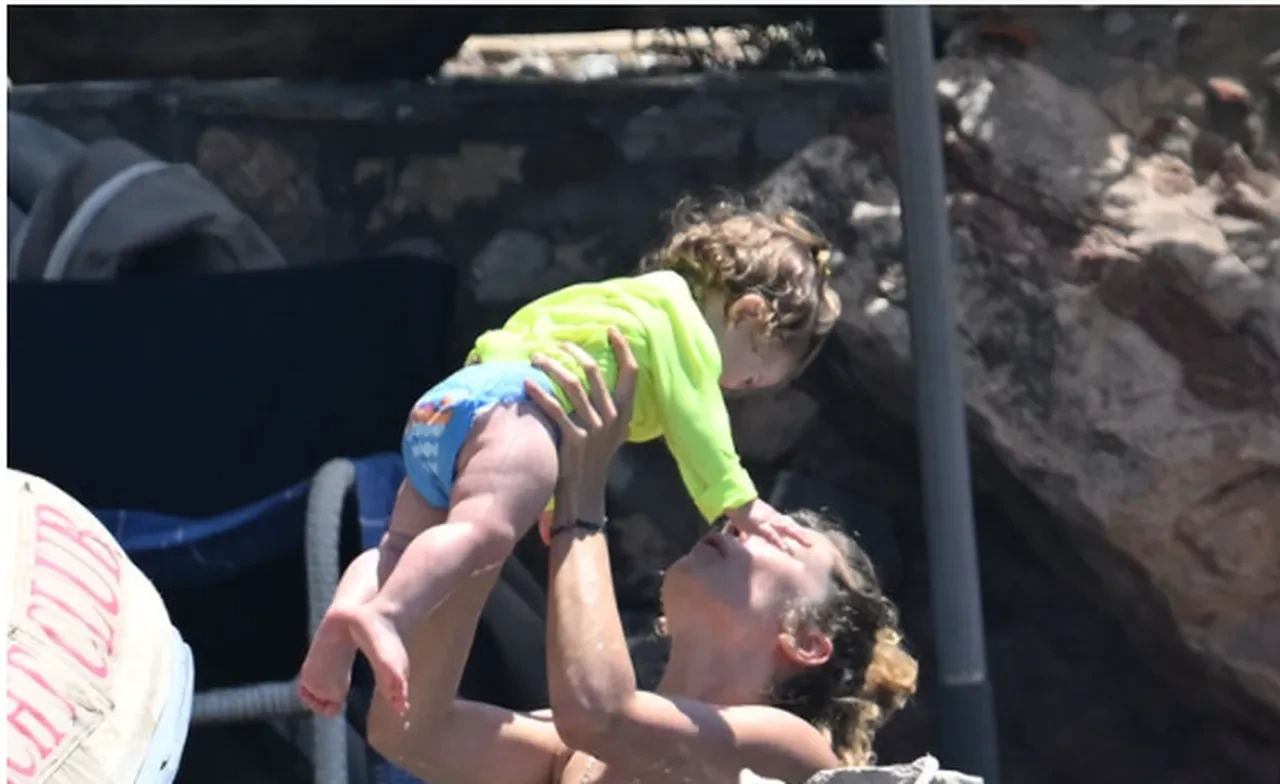 Burcu Biricik'in kızı ilk kez görüntülendi! Herkes aynı kişiye benzetti