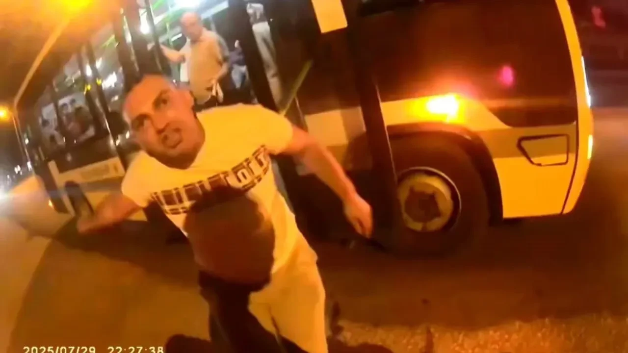 Bursa'da yol verme tartışması, kask kamerasına saniye saniye yansıdı 