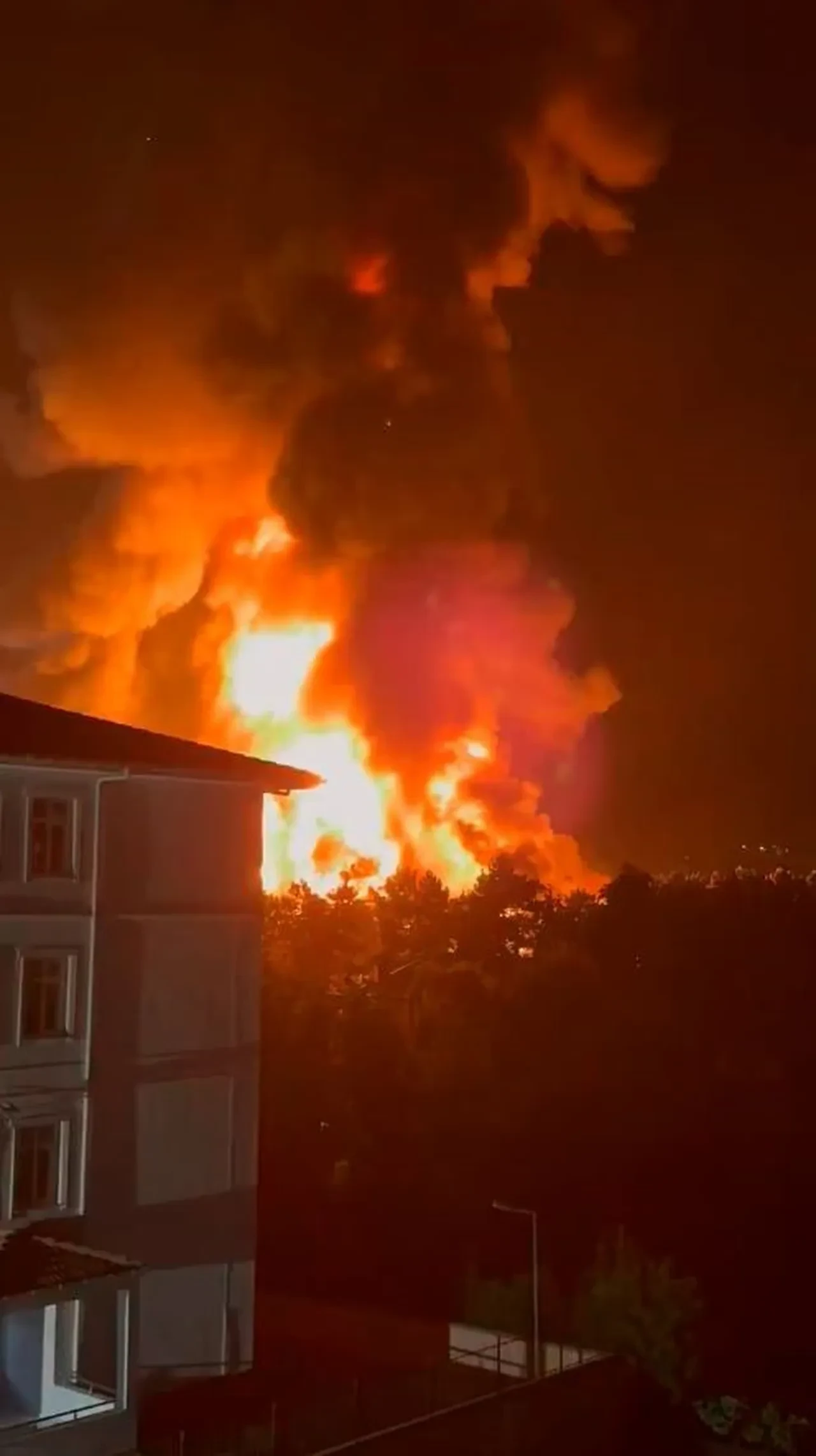 Çekmeköy yangın söndürüldü mü? Valilikten açıklama