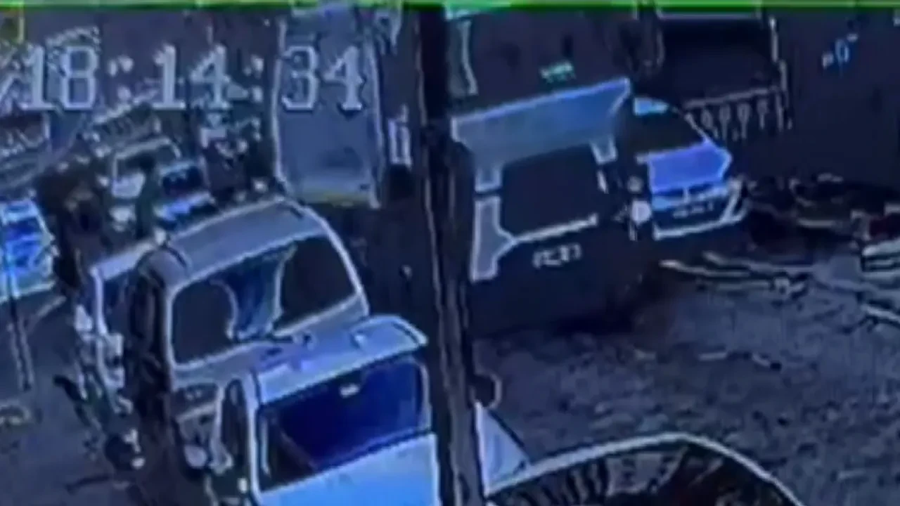 Çöp kamyonun altında kaldı, hayatını kaybetti! Korkunç kaza kamerada