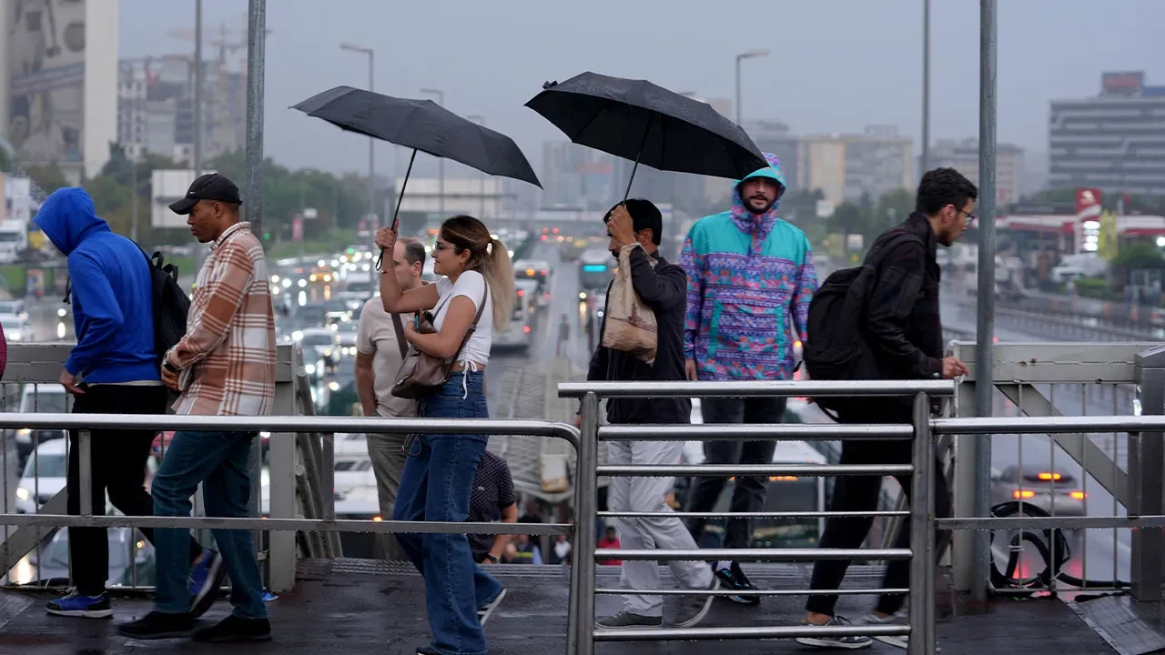 İstanbul için sağanak uyarısı! Meteoroloji saat verdi: Kuvvetli geliyor