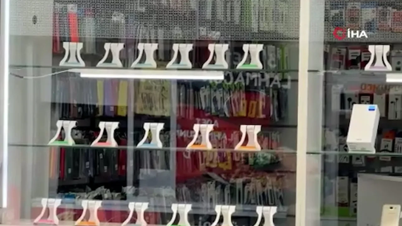 İşyerini açan çalışanlar fark etti! Dükkan sahibi hayatının şokunu yaşadı