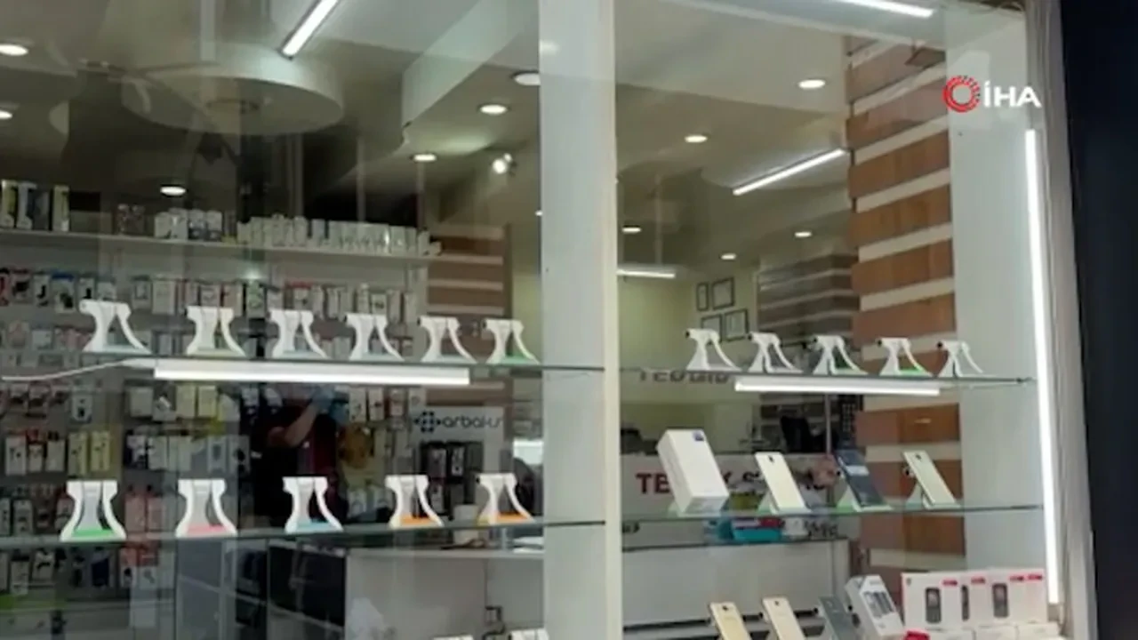 İşyerini açan çalışanlar fark etti! Dükkan sahibi hayatının şokunu yaşadı