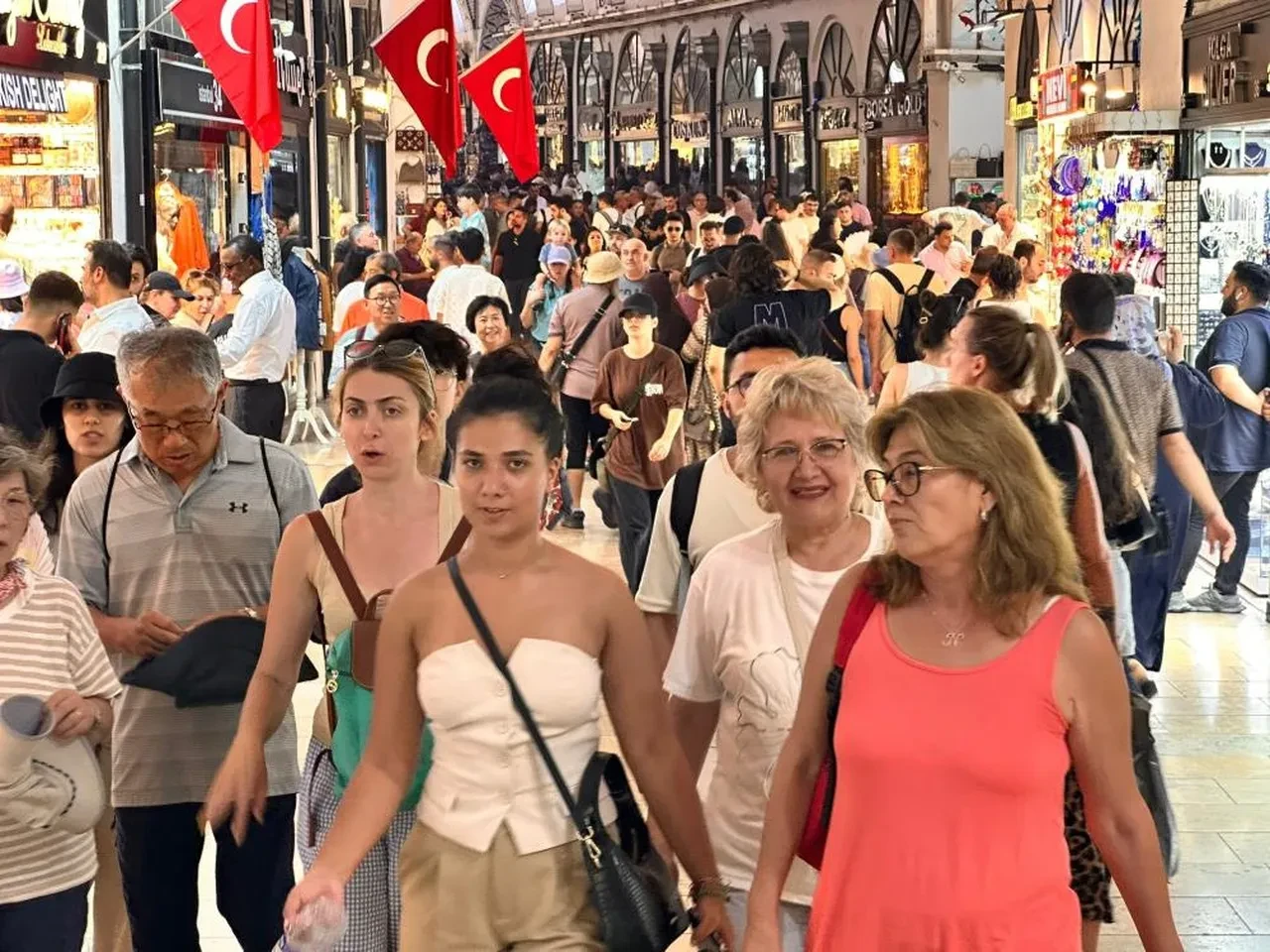 Kapalıçarşı turistlerin ilgisini çekmeye devam ediyor! İlk 6 ayın ziyaretçi sayısı belli oldu