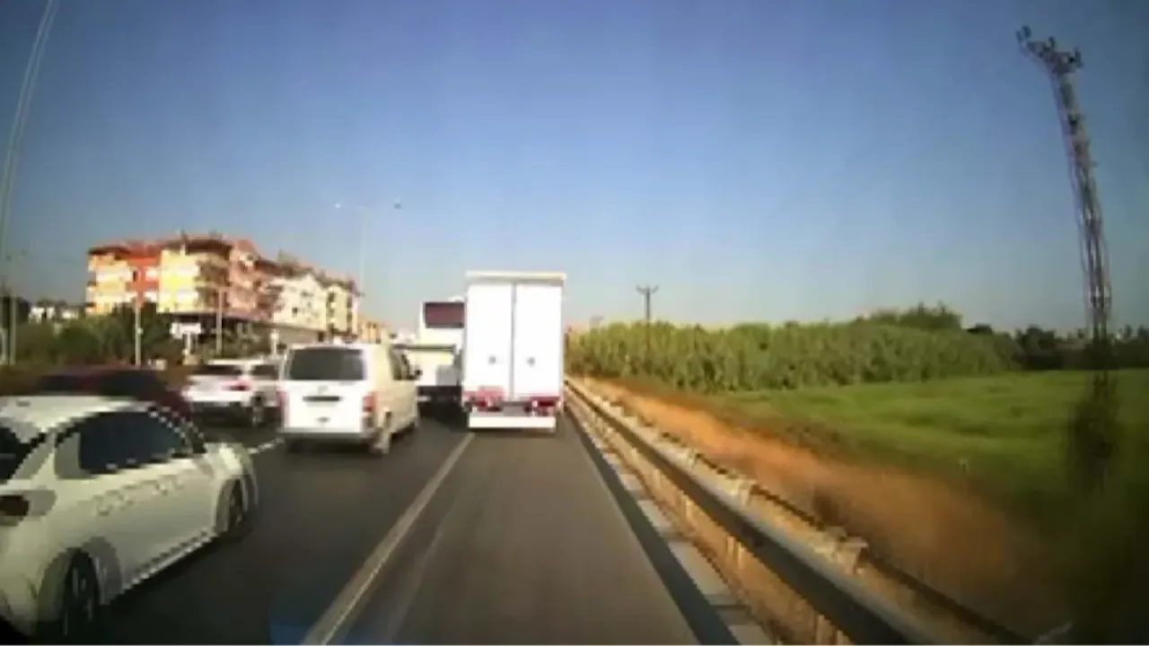 Kural tanımaz maganda! Emniyet şeridini kullanıp, ambulansa yol vermedi 