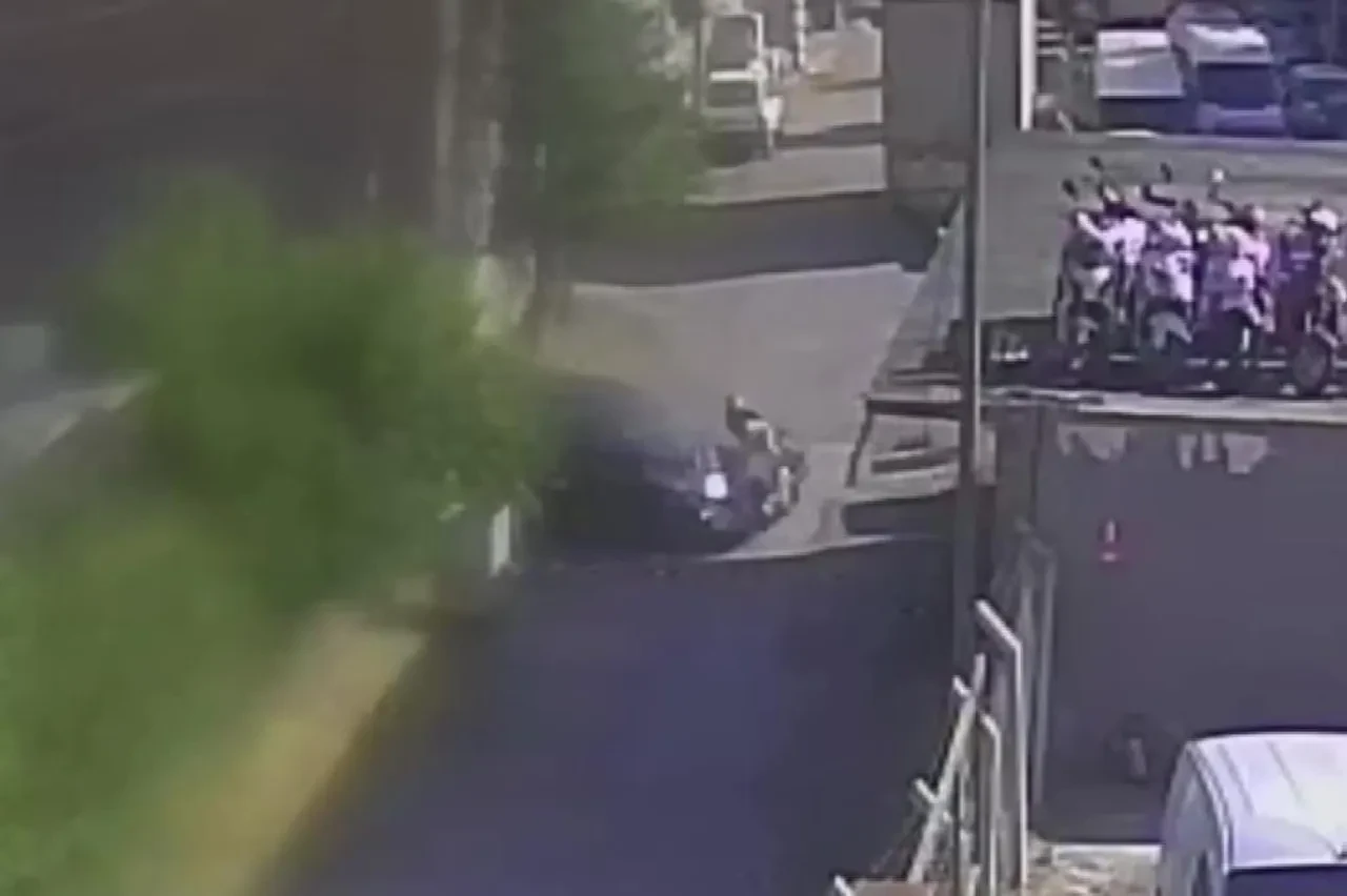 Motosiklet kazası yaptı, kaskı hayatını kurtardı! Kaza anı kameralara yansıdı