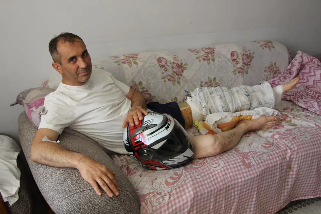 Motosiklet kazası yaptı, kaskı hayatını kurtardı! Kaza anı kameralara yansıdı