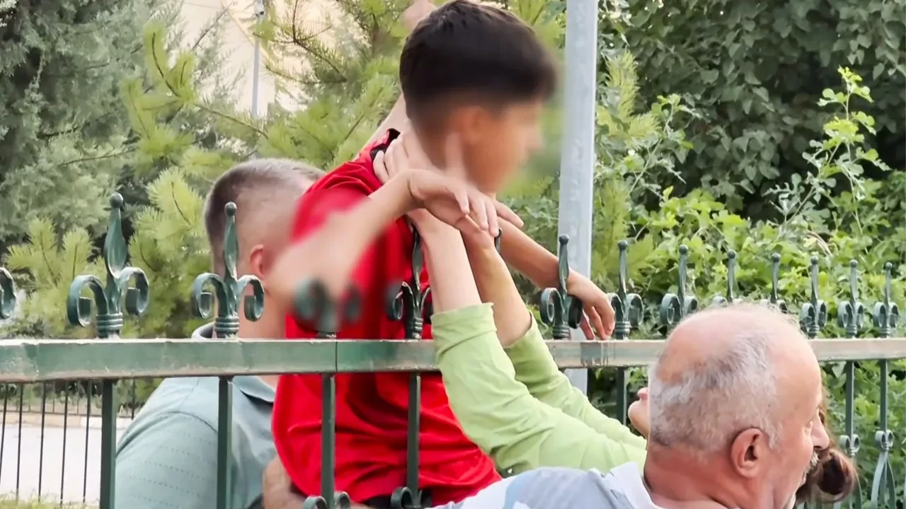 Okul bahçesine girmeye çalıştı, koluna demir saplandı! 
