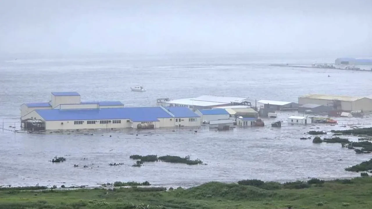 Rusya'da deprem sonrası tsunami! Liman sular altında kaldı