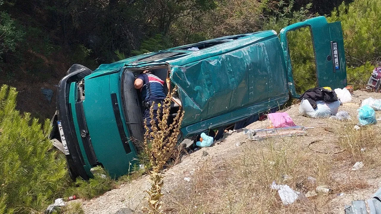 Sivas'ta minibüs takla attı: 13 yaralı