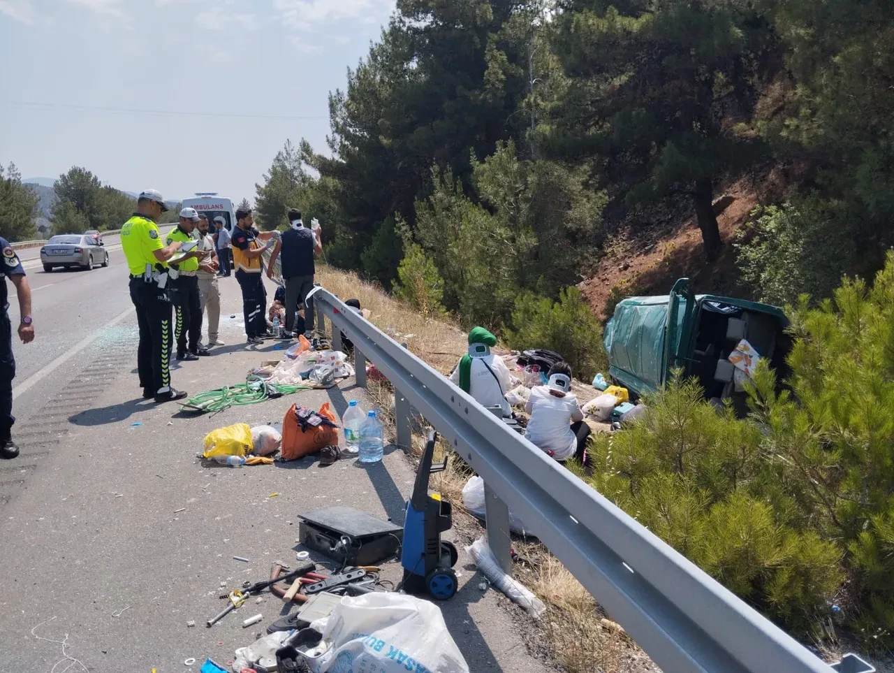 Sivas'ta minibüs takla attı: 13 yaralı